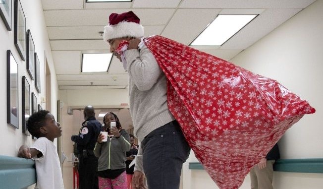 Barack Obama randomly shows up at the Children’s National hospital with gifts!